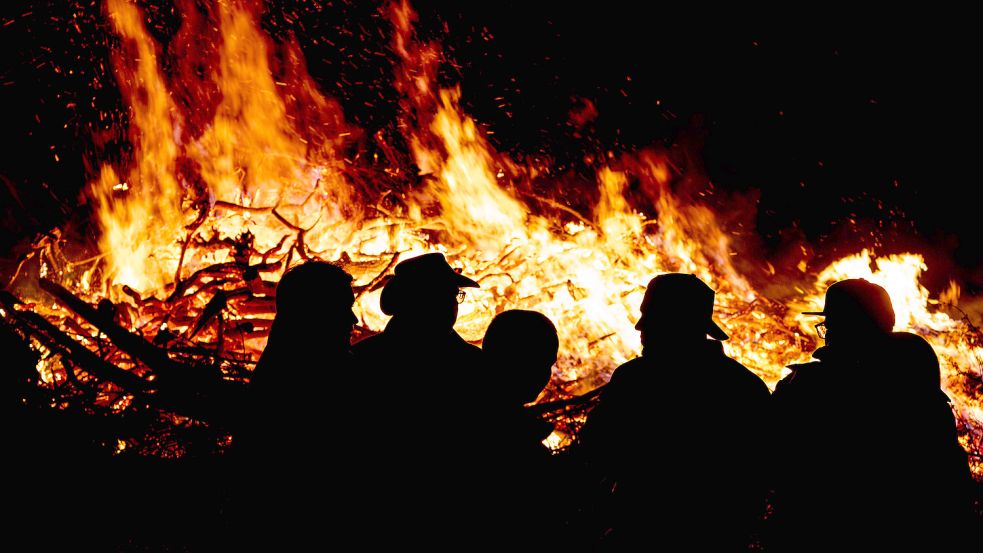 Für viele Menschen gehört das Osterfeuer an den Feiertagen dazu. Nicht alle haben sich aber im Vorfeld über die Gesetzeslage informiert. Foto: IMAGO/Fotostand/Reiss
