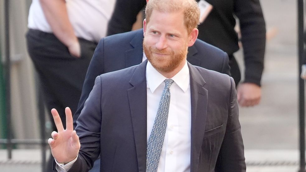 Prinz Harry scheint gelassen bei seinem Ankunft beim Gericht in London. Foto: dpa/Jonathan Brady