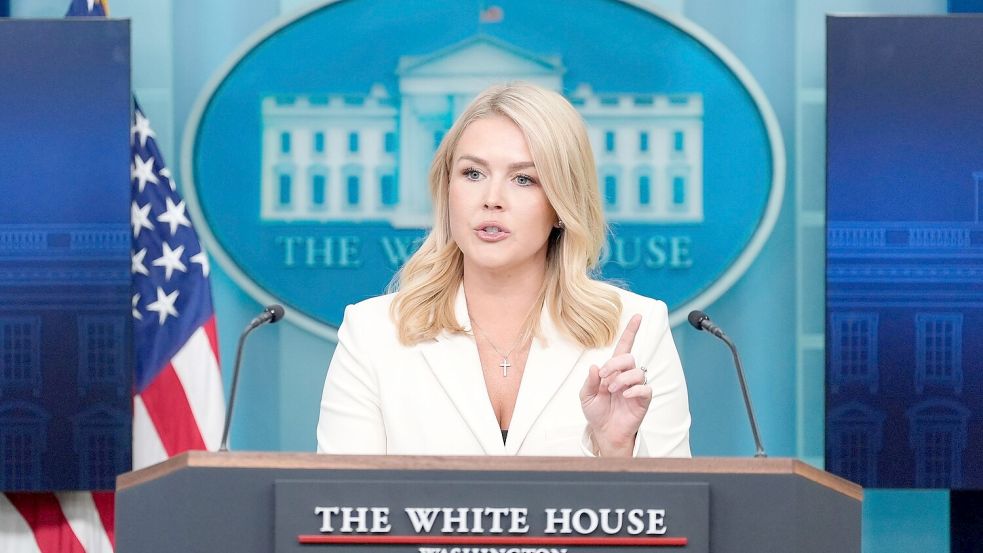 Pressesprecherin Karoline Leavitt erklärte dem Bericht zufolge, dass es ein politischer Grundsatz sei, dass das Weiße Haus Reportern nicht antworte, die Pronomen in ihren Signaturen hätten. Foto: Alex Brandon/AP/dpa