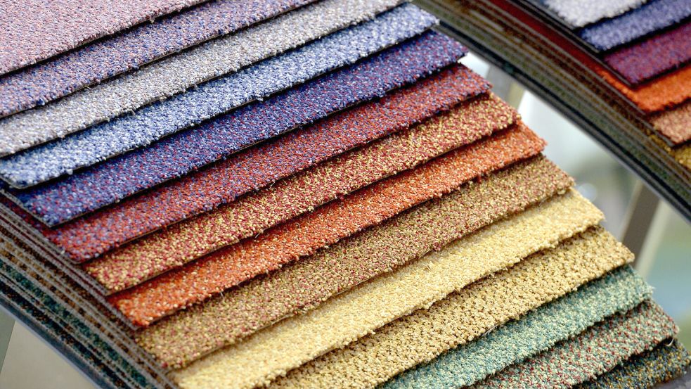 Verschiedene Teppichmuster liegen in einem Musterblock. Foto: DPA