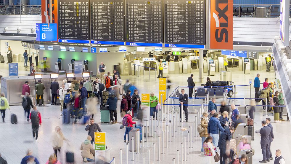 Am Frankfurter Flughafen werden laut einer Analyse nur sehr wenige Flüge gestrichen. Foto: dpa/Andreas Arnold