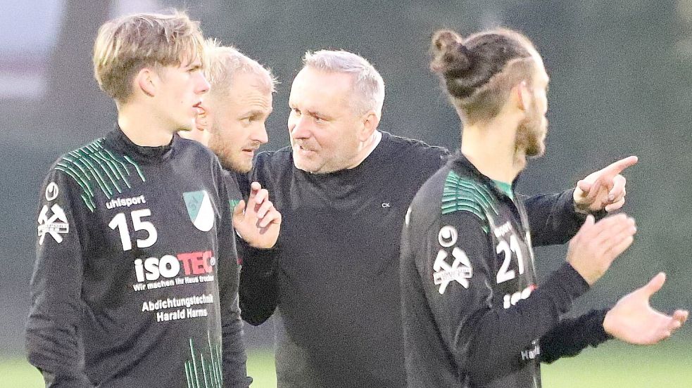 Sportlich liegen Trainer und Spieler im Soll. Der SVW rangiert in der Bezirksliga auf Rang sechs. Foto: Wilfried Gronewold