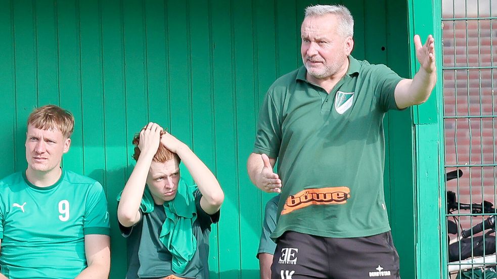 Lautstark und gestikulierend, so lebt SVW-Trainer Jerzy Klukowski (rechts) seine Aufgabe am Spielfeldrand. Foto: Helmut Vortanz