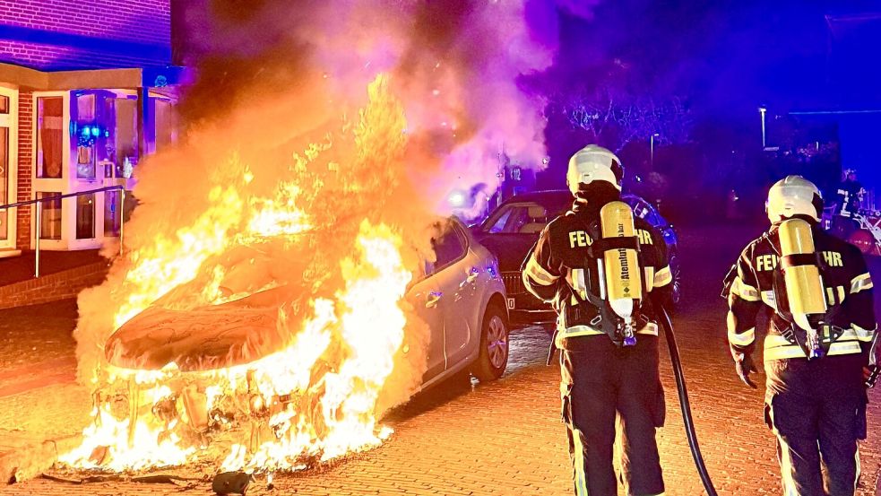 Den Wagen konnte die Feuerwehr nicht mehr retten. Foto: Bernd Saathoff/Feuerwehr