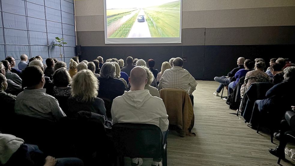Volles Haus im Forum der KVHS: Mehr als 200 Gäste kamen zur Preview nach Norden. Foto: Rebecca Kresse