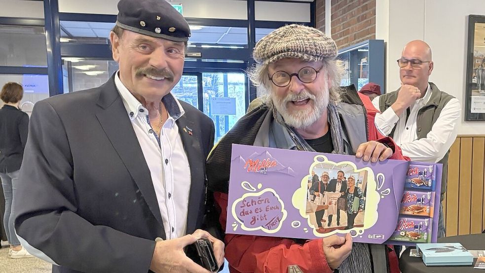 Viel Schokolade und gemeinsame Fotos gehören zu Fanbegegnungen mit Klaus-Peter Wolf dazu. Foto: Rebecca Kresse
