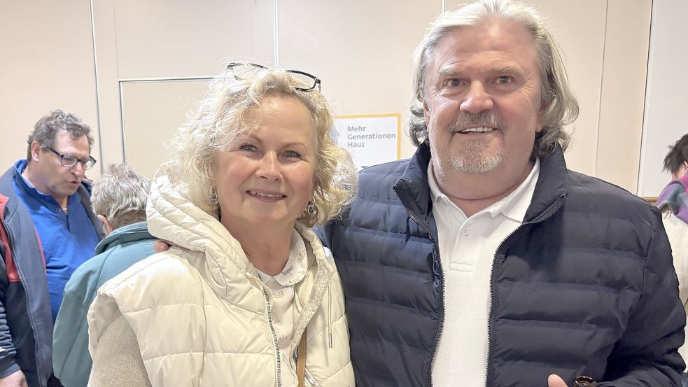 Evelyn und Fritz Schworck, die seit 2020 in Hage leben, freuten sich, bei der Premiere dabei sein zu können. Foto: Rebecca Kresse