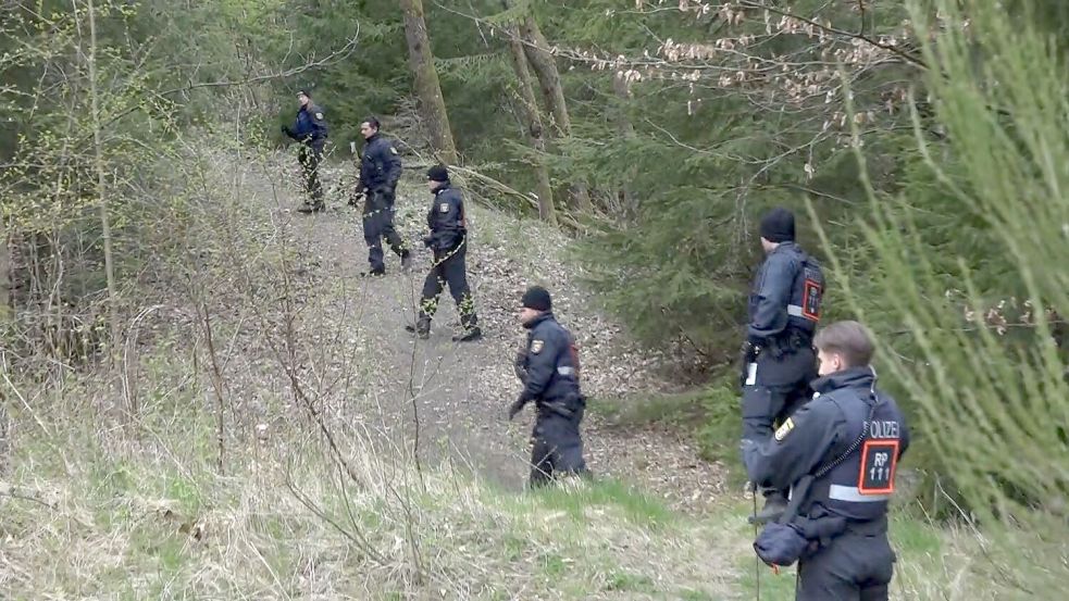 Die Polizei war auch in einem Waldgebiet unterwegs. Foto: Andreas Winkler/dpa /dpa
