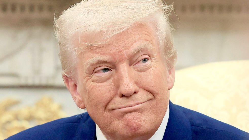 US-Präsident Trump will seine schönen Haare besser pflegen können. (Archivbild) Foto: -/Pool via AP/dpa