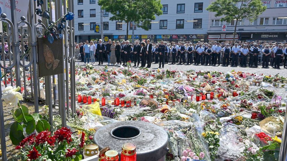 Am 31. Mai 2024 wurde der Polizist Rouven Laur auf dem Marktplatz in Mannheim von einem Angreifer mit einem Messer tödlich verletzt. Der aus Afghanistan stammende Angreifer hat die Tat gestanden. Nach seinem Motiv gefragt, verwies Sulaiman A. auf den Gaza-Krieg. Foto: Bernd Weißbrod/dpa