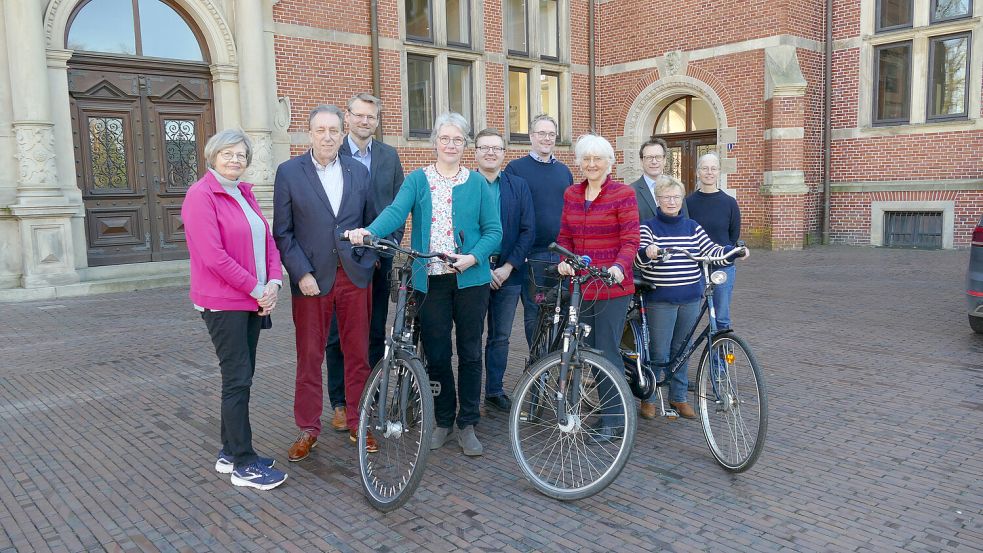 Die Stadtführerinnen Antje Pollmann und Katrin Rodrian organisieren die Radtour in Kooperation mit Verantwortlichen verschiedener Museen und Zeitzeugen. Foto: Werner Jürgens