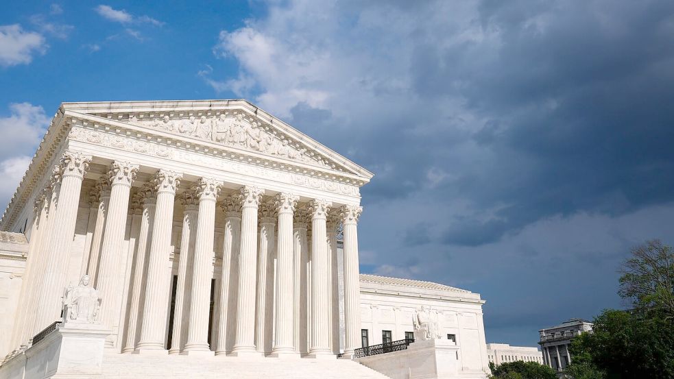 Die versehentliche Abschiebung eines Mannes aus dem US-Bundesstaat Maryland in ein berüchtigtes Gefängnis in El Salvador beschäftigte den Supreme Court. (Archivbild) Foto: Susan Walsh/AP/dpa