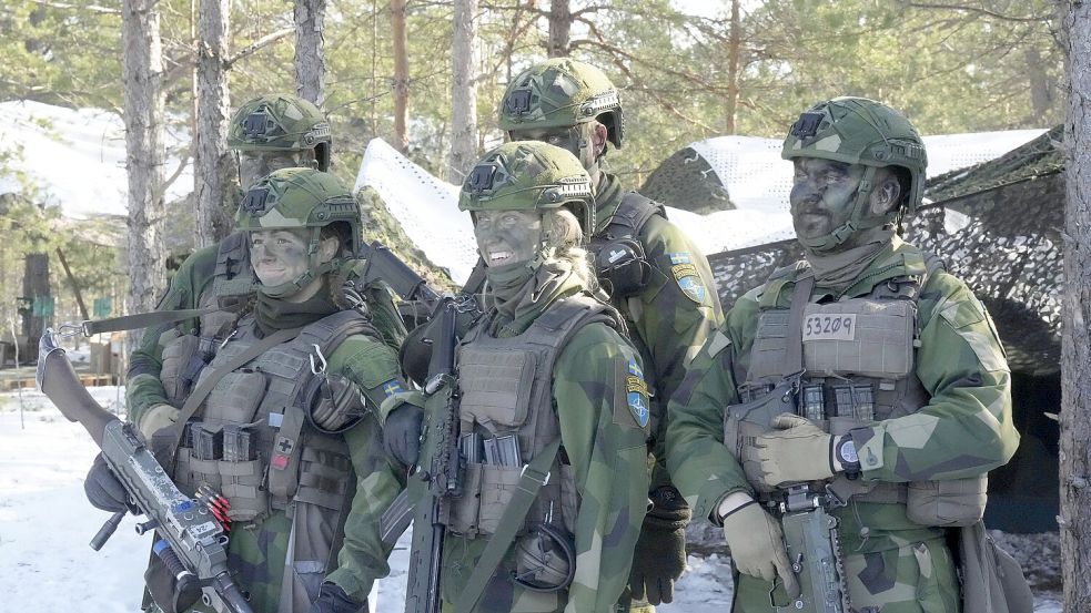 Schwedische Truppen bei einer Nato-Übung in Lettland: Die Streitkräfte klagten jahrelang über Personalengpässe – dann wurde die Wehrpflicht für Männer und Frauen eingeführt. Foto: IMAGO/Ints Kalnis