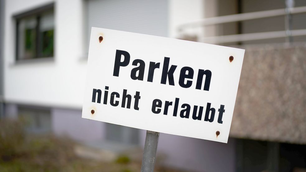 Parken nicht erlaubt: Nachbarn wollten verhindern, dass Hauseigentümer ohne eigene Zufahrt zur Straße zum Parken über ihr Grundstück fahren. Foto: IMAGO/Zoonar