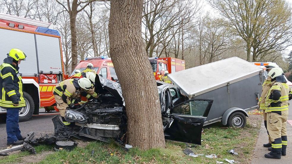 Ein 77-jähriger Barßeler prallte mit seinem Auto mit Anhänger gegen einen Baum. Foto: Feuerwehr/Schulte