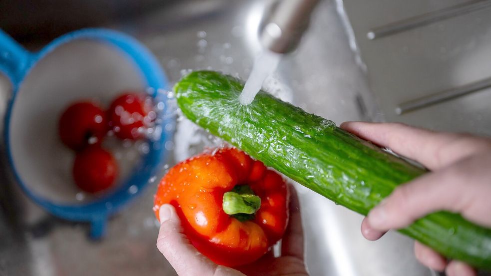 Für Paprika und Gurken müssen Kunden deutlich mehr bezahlen als vor einem Jahr. Foto: Monika Skolimowska/dpa
