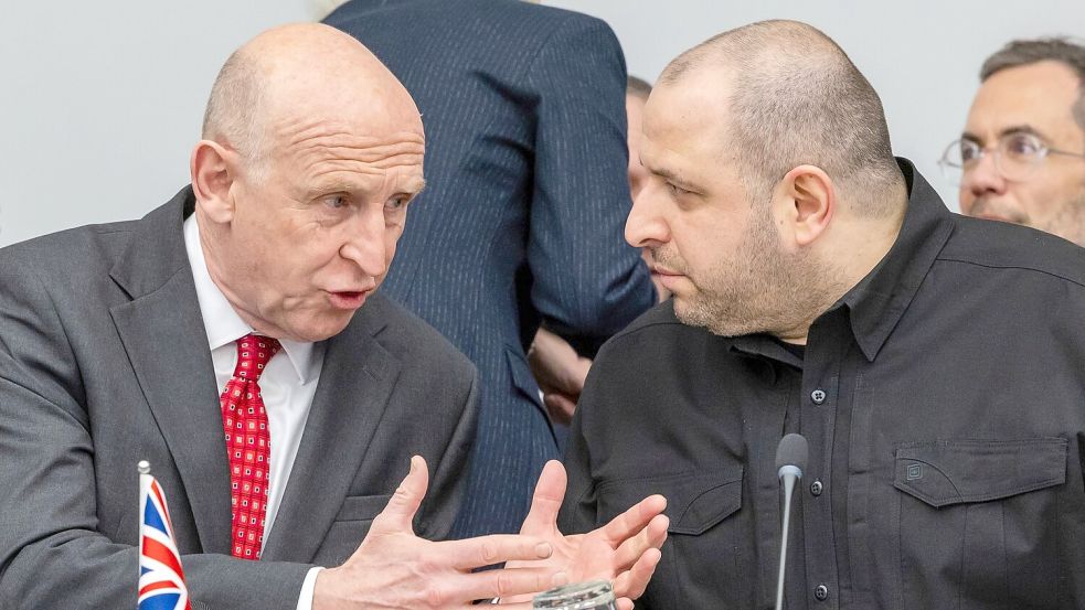 Der ukrainische Verteidigungsminister Rustem Umjerow (r), hier mit seinem britischen Kollegen John Healey, bedankt sich bei Deutschland. Foto: Geert Vanden Wijngaert/AP/dpa