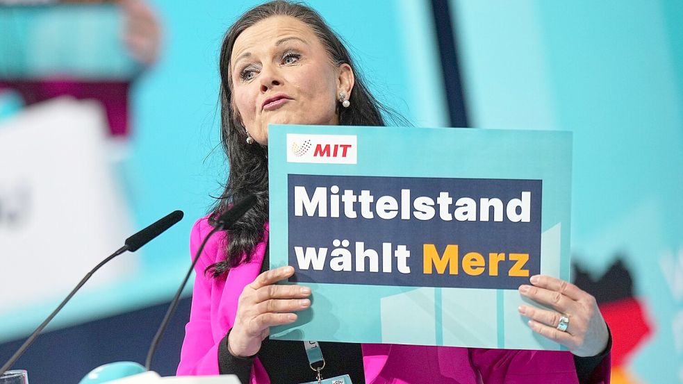 Gitta Connemann im Wahlkampf für Friedrich Merz. Der Koalitionsvertrag werde in der Wirtschaft mit Begeisterung aufgenommen, meint sie. Foto: Michael Kappeler