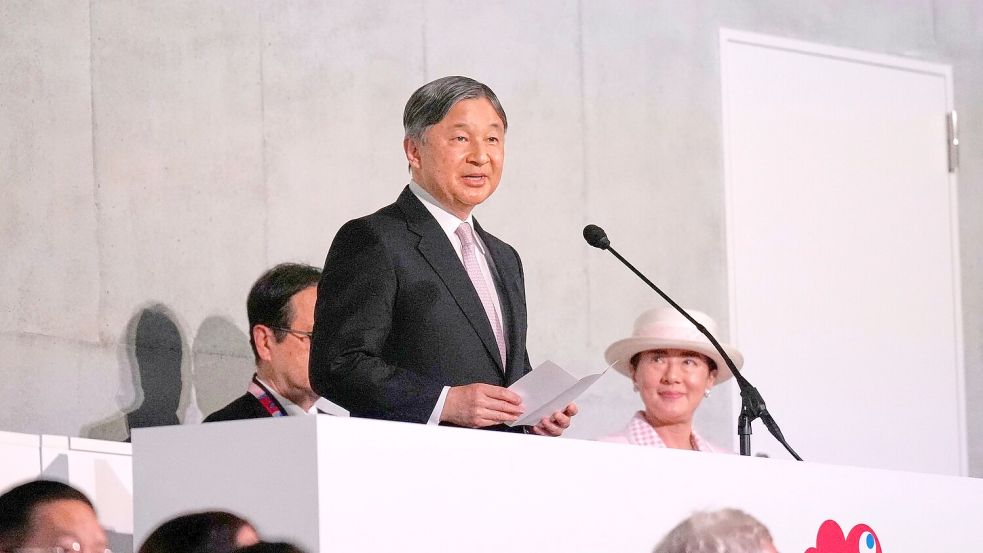 Zur Eröffnungszeremonie kam auch Japans Kaiser. Foto: Hiro Komae/AP/dpa