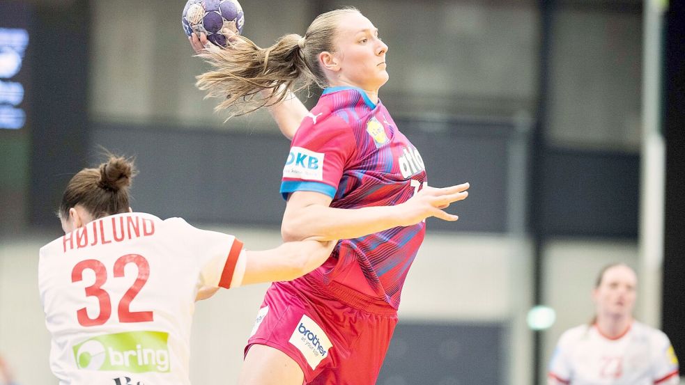 War eine wichtige Stütze beim Sieg der deutschen Handballerinnen gegen Dänemark: Rückraumspielerin Viola Leuchter. Foto: Frank Cilius/Ritzau Scanpix Foto via AP/dpa