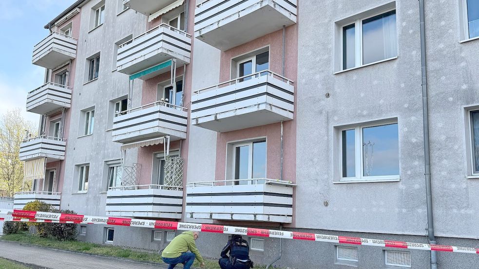 Die Polizei Magdeburg ermittelt, nachdem eine Frau und ein Kind beim Sturz von einem Balkon schwer verletzt worden sind. Foto: Thomas Schulz/TNN/dpa