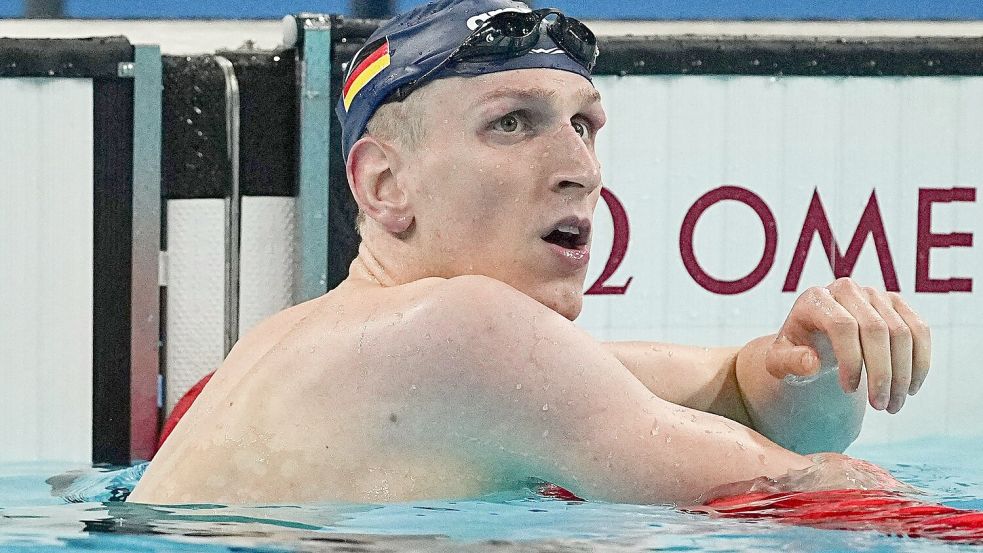 Lukas Märtens freut sich über einen Weltrekord über 400 Meter Freistil. Foto: Michael Kappeler/dpa