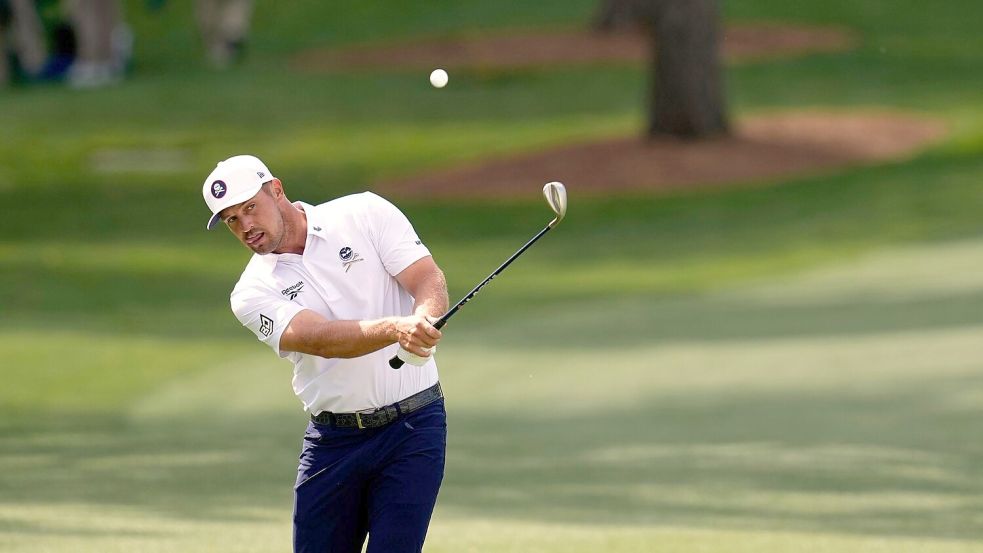 Bryson DeChambeau hat vor der letzten Runde nur zwei Schläge Rückstand auf McIlroy. Foto: David J. Phillip/AP/dpa