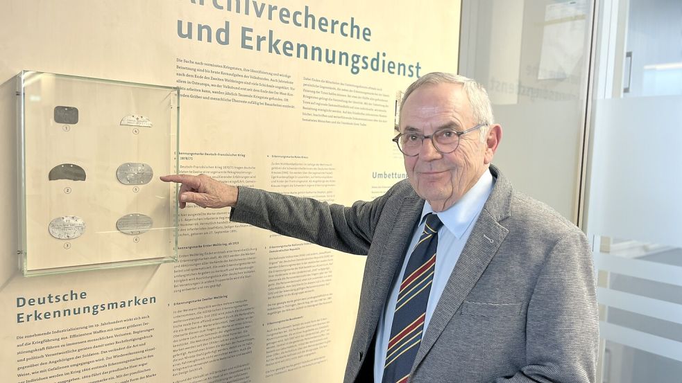 Der Präsident des Deutschen Volksbund Kriegsgräberfürsorge, Wolfgang Schneiderhan, zeigt im Vereinssitz in Kassel einige Fundstücke, die bei den Überresten deutscher Soldaten gefunden wurden. Foto: Finja Jaquet