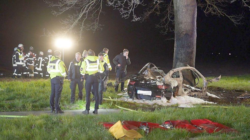 Das Auto prallte frontal gegen einen Baum. Foto: -/NWM-TV/dpa