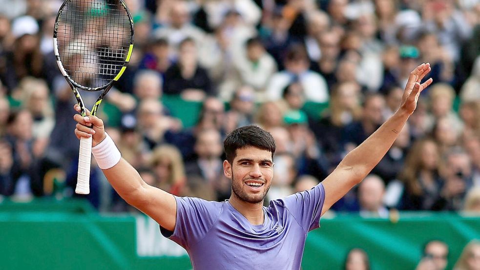 Tennisstar Carlos Alcaraz feiert den Titelgewinn in Monte Carlo. Foto: Valery Hache/AFP/dpa