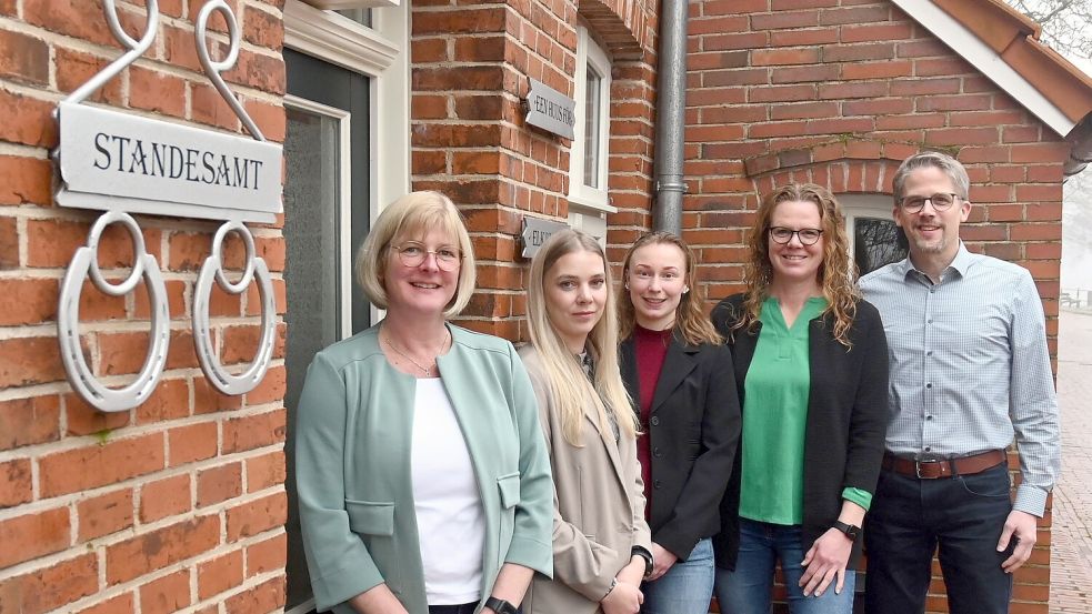 Das Team des Fehntjer Bürgerbüros: Heike Hippen (von links), Saskia Lehmann, Lena Arend, Stefanie Lobinski gemeinsam mit dem Fachbereichsleiter Frank Cramer vor dem Eingang zum „Strieks Huus“. Foto: Gemeinde Großefehn