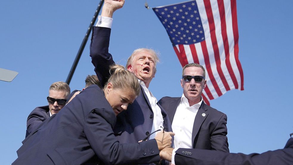 „Das Attentat hat ihn verändert. Er ist gnädiger geworden“: Donald Trump kurz nach dem Anschlag vom 14. Juli 2024 in Pennsylvania Foto: AP/dpa/Evan Vucci
