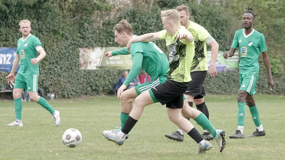 Wallinghausen (grüne Trikots) und Larrelt lieferten sich einen kampfbetonten Schlagabtausch. Am Ende teilten sich beide Teams beim 1:1 die Punkte. Foto: Helmut Vortanz