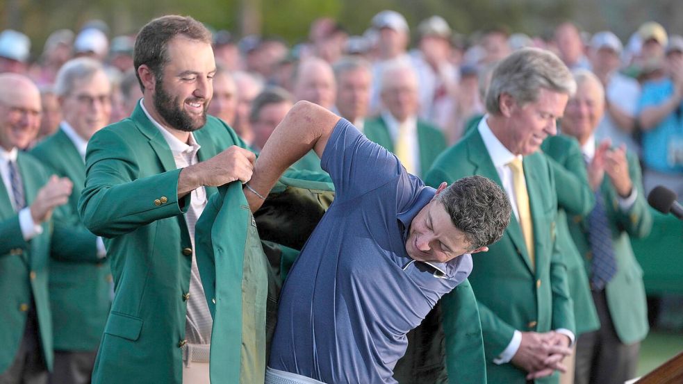Vorjahressieger Scottie Scheffler streifte McIlroy das grüne Jackett über. Foto: Matt Slocum/AP/dpa