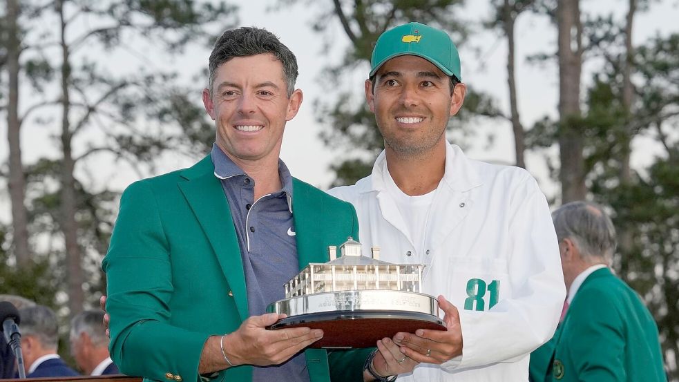 „Massiver Anteil“ am Erfolg: McIlroy über seinen Caddie und Jugendfreund Harry Diamond (r.). Foto: David J. Phillip/AP/dpa