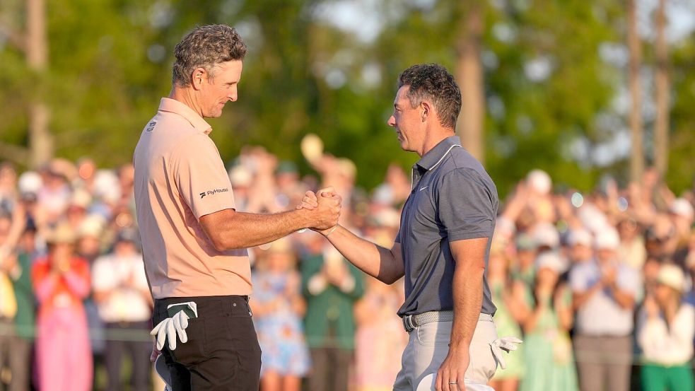 Justin Rose (l.) zwang den Champion am Schlusstag in ein Stechen. Foto: Matt Slocum/AP/dpa