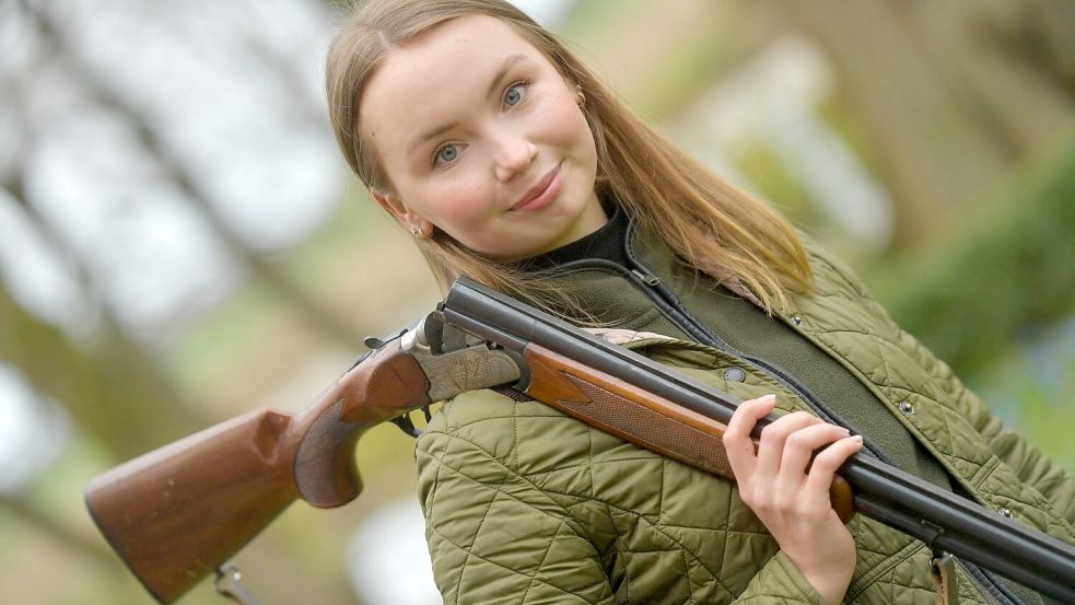 Maike Hoting trägt ihre Flinte geöffnet. Wenn nicht gejagt wird, geht Sicherheit vor. Im geöffneten Zustand kann eine Flinte nicht abgefeuert werden. Foto: Ortgies