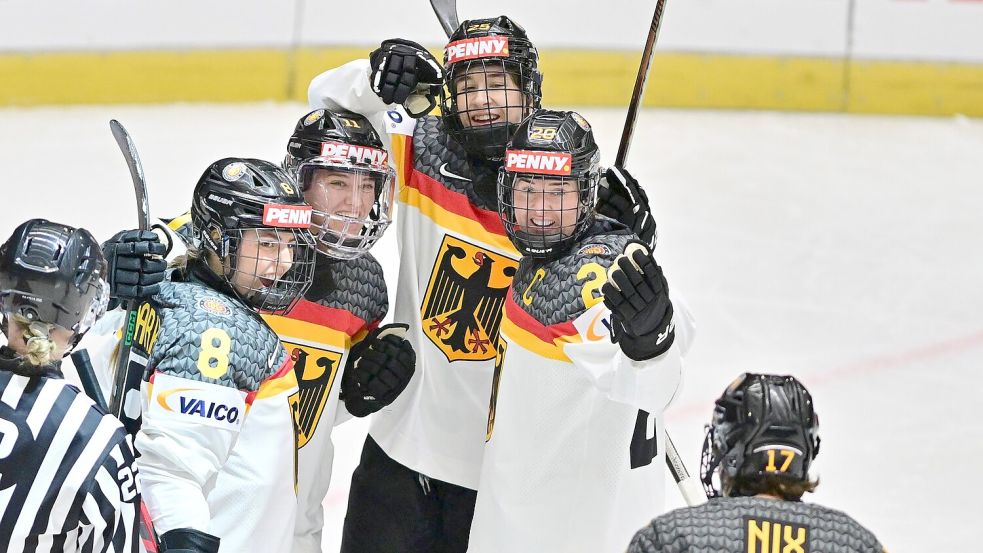 Mit dem Sieg gegen Ungarn erreichte das deutsche Eishockey-Team das WM-Viertelfinale. Foto: Vaclav Pancer/CTK/AP/dpa
