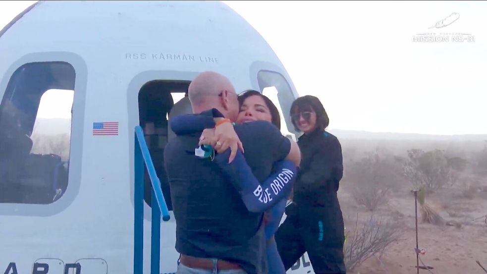 Lauren Sanchez und Jeff Bezos umarmten sich nach dem Flug. Foto: Blue Origin/Youtube/Press Association/dpa