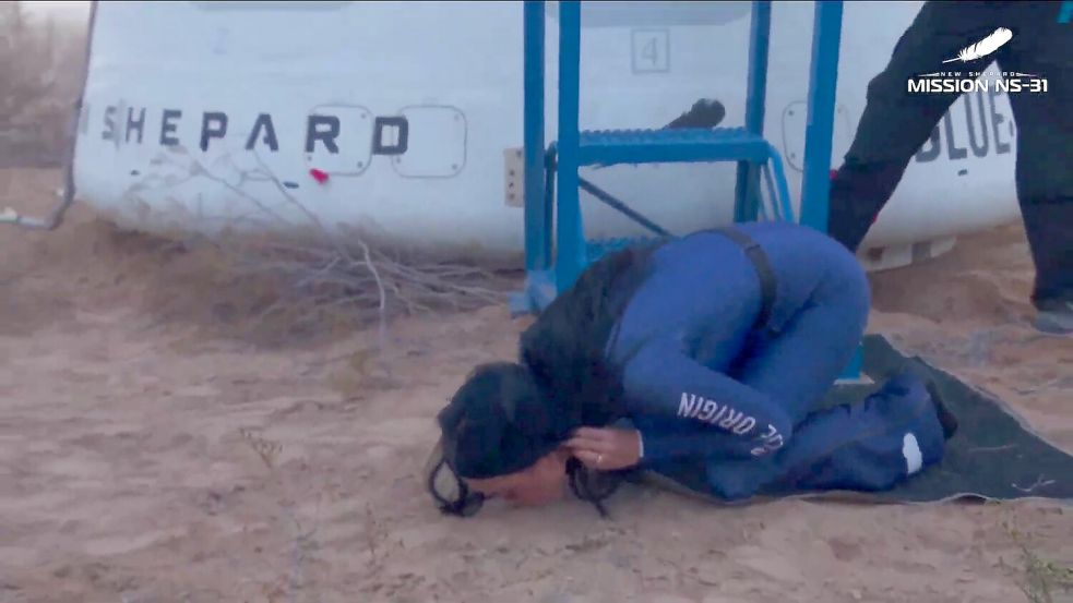 Perry küsst nach der Landung den Boden. Foto: Blue Origin/Youtube/Press Association/dpa