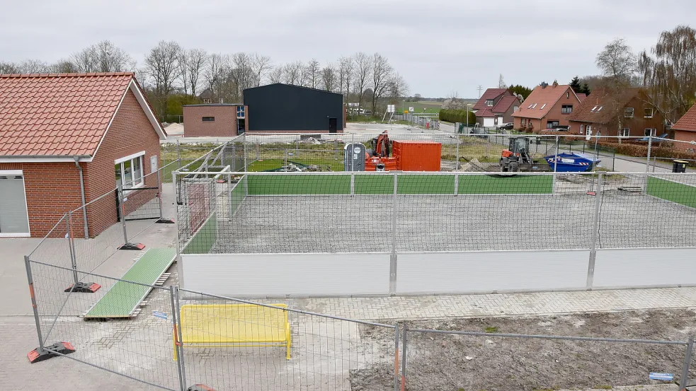 Zwischen dem neuen Soccer Court (im Vordergrund), dem Multifunktionsgebäude (links) und dem neuen Feuerwehrgerätehaus (im Hintergrund) sollen am Adeweg in Osteel neue Parkplätze entstehen. Foto: Thomas Dirks
