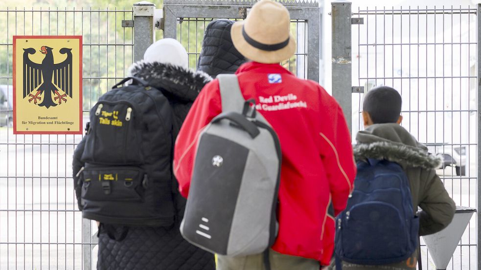 Flüchtlinge am Eingang einer Erstaufnahmeeinrichtung in Braunschweig in Niedersachsen. Foto: dpa/Julian Stratenschulte