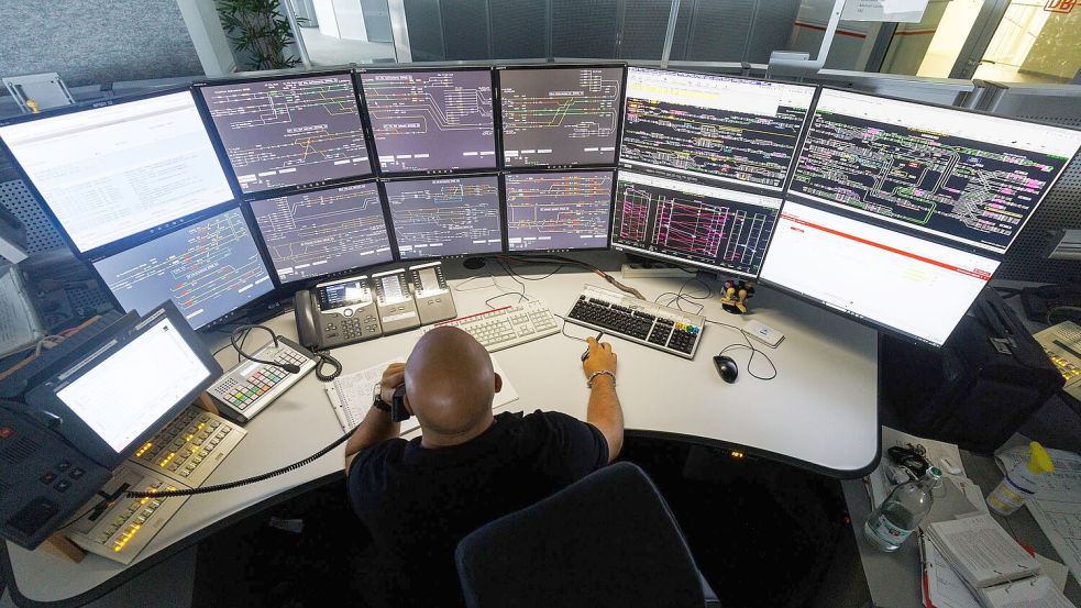 Digitale Stellwerke wurden unter anderem bei der Sanierung der Riedbahn zwischen Frankfurt und Mannheim eingebaut. (Archivbild) Foto: Lando Hass/dpa