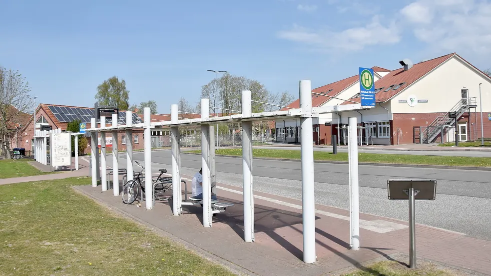 Hier, am Busbahnhof in Marienhafe, ging der 28-Jährige im Juli vergangenen Jahres auf die arglosen Jugendlichen los. Foto: Thomas Dirks