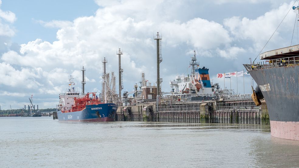Hat noch nicht einen Kubikmeter Gas importiert, kostet aber viel Geld: Das LNG-Terminal Stade. Foto: IMAGO/ Funke Foto Services