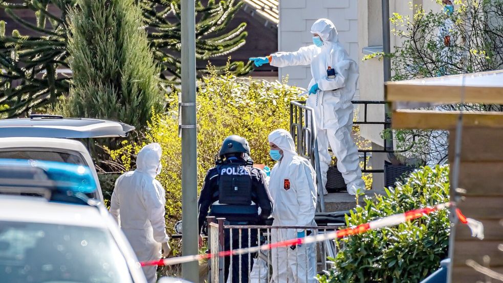 Seit dem mutmaßlichen Dreifachmord ist der Verdächtige auf der Flucht. (Archivbild) Foto: Markus Klümper/dpa