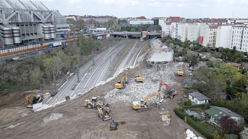 Hier stand bis vor kurzem noch eine Brücke: Die marode Ringbahnbrücke auf der A100 in Berlin wird abgerissen, weil sie zum Sicherheitsrisiko geworden war. Foto: Hannes P. Albert/dpa