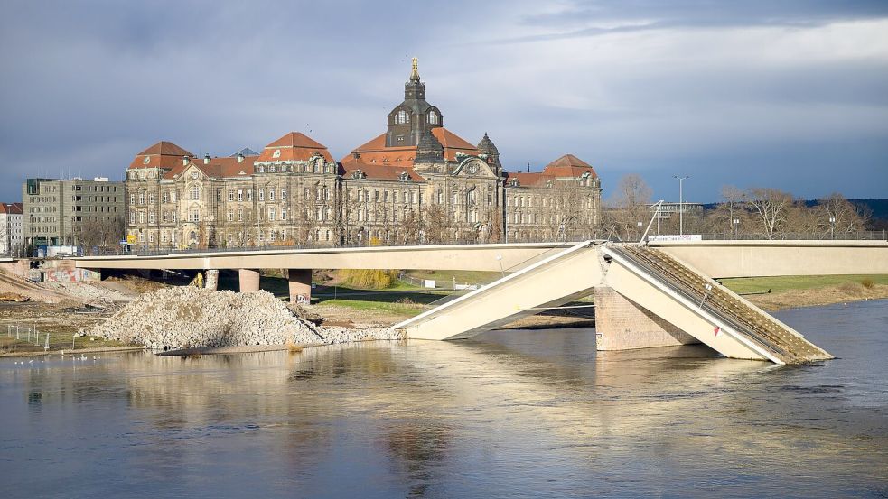 Teile der Carolabrücke in Dresden stürzten im September in die Elbe. (Archivbild) Foto: Robert Michael/dpa