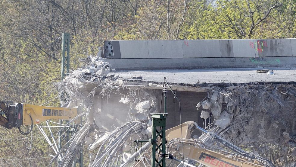 Die Abrisskante der Ringbahnbrücke im Berliner Westen. Foto: Soeren Stache/dpa
