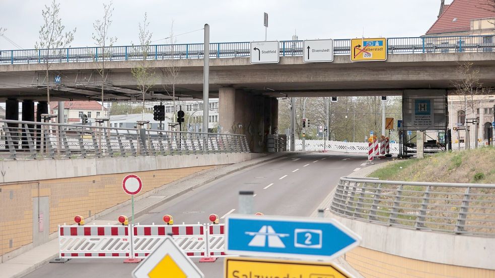 Diese Brücke im Stadtzentrum von Magdeburg ist seit Dienstag dicht. Foto: Matthias Bein/dpa